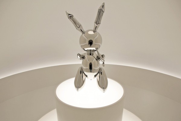 ▲▼▲▼美國當代藝術大師昆士（Jeff Koons）作品「兔子」（Rabbit），以9110萬美元（約28億6000萬台幣）售出。（圖／達志影像／美聯社）