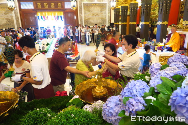 ▲紀念佛誕吉祥日，台南市左鎮噶瑪噶居寺進行「浴金佛大法會」及為舍利塔天香閣開光，十獅祥瑞獻佛大法會。（圖／記者林悅翻攝，下同）