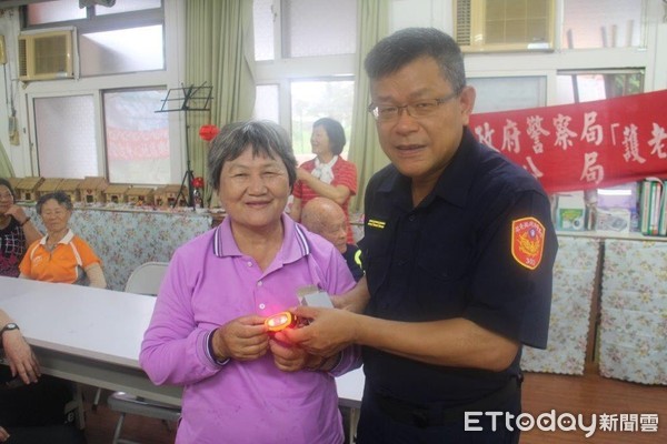 ▲▼屏東縣東港警分局關心轄區長輩用路安全             。（圖／記者陳崑福翻攝）