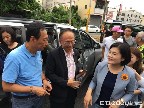 ▲郭台銘和斗南鎮地方人士餐敘。(圖/記者鄧木卿攝)