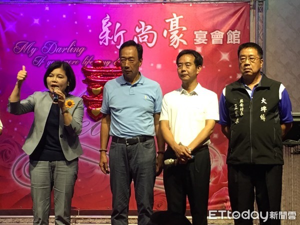 ▲郭台銘和斗南鎮地方人士餐敘。(圖/記者鄧木卿攝)