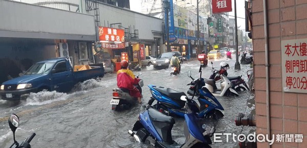 ▲▼網友在臉書PO文，台中西屯路跟文心路口已成「水鄉澤國」，而旱溪水位也瞬間暴漲。（圖／楊姓網友提供）