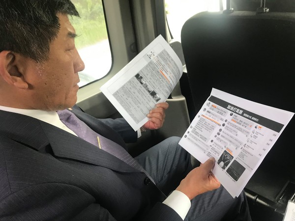 ▲陳時中閱讀網友留言。(圖/衛福部提供)