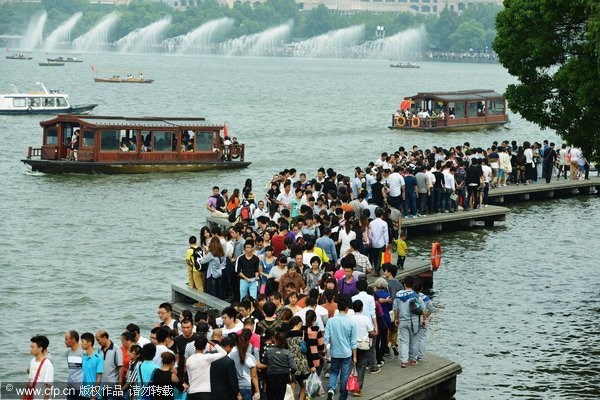 杭州西湖2日迎來百萬遊客。(圖／CFP)