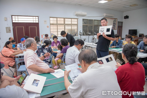 ▲嘉南藥理大學攝影社，利用課餘遠赴花蓮進行社區服務，與新城鄉布農發展協會共同舉辦「留下珍貴回憶－老照片珍藏保存」活動。（圖／記者林悅翻攝，下同）