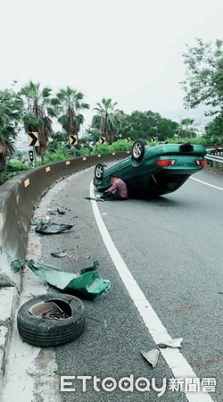 ▲國道3號中興交流道南下224公里處發生自小客自撞翻車意外。(圖/民眾提供)