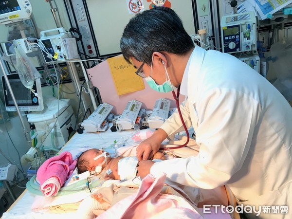 ▲劉君恕主任探視台灣張小弟-1.jpg。(圖/北榮提供)