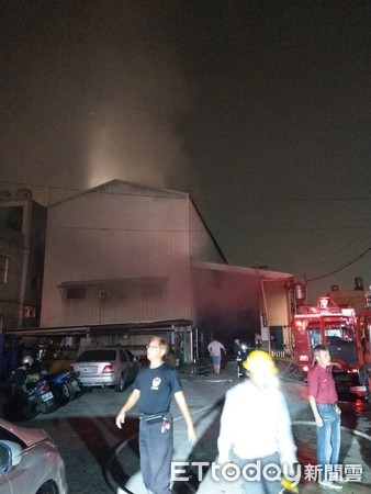 ▲彰化和美水龍頭工廠發生火警。(圖/記者唐詠絮翻攝)