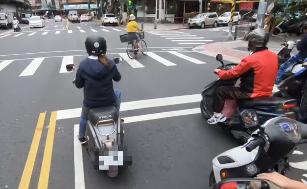 ▲淑女車逆向竄出！他一看「地方媽媽神過彎」秒羞愧　7千網看傻...戰翻了。（圖／翻攝自爆怨公社）