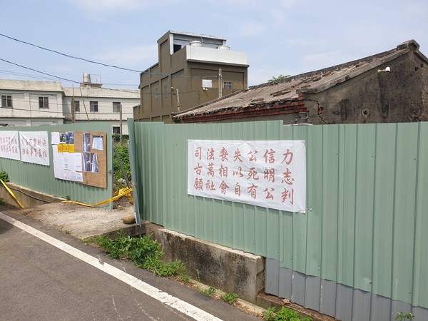 ▲桃園市新屋區70歲古姓農民因賣地糾紛，今年初古在祖厝外掛白布抗議。（圖／家屬提供）