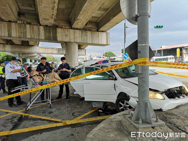 ▲▼新北中和嫌犯衝撞警察，在濱江街擦撞一輛自小客車後自撞分隔島被逮。（圖／記者黃彥傑攝）