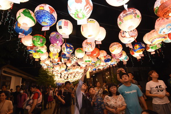 ▲6月的鹿港愈夜愈美麗　桂花巷藝術村上千盞燈籠高高掛，鹿港光影饗宴。(圖／取自彰化縣政府網站)