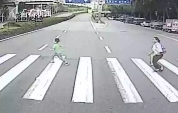 ▲▼6歲男童斑馬線被一輛白色小車撞飛。（圖／翻攝自《看看新聞NEWS》）