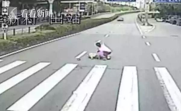 ▲▼6歲男童斑馬線被一輛白色小車撞飛。（圖／翻攝自《看看新聞NEWS》）