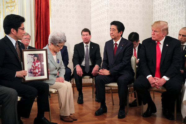 ▲▼川普20190527訪日與北韓綁架日本人質的受害者家屬會談。（圖／路透））