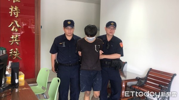 ▲屏東警分局逮獲持改造手槍搶榔攤的吳姓男子。 。(圖/記者陳崑福翻攝)