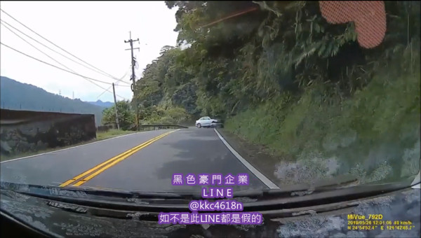 ▲▼山路超車不慎失控打滑撞山壁。（圖／翻攝黑色豪門企業）