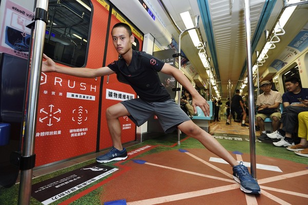 ▲二重國中棒球選手張祖恩於列車上示範接球動作。（圖／孟橙策略行銷提供）