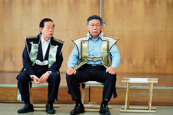 參選與否,柯P(右)曾以日本「桶狹間之戰」笑喻:天亮、下雨,就出兵。圖為柯訪日與駐日代表謝長廷(左)一起換上武士服。(台北市政府提供)