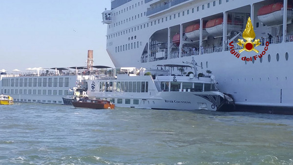 ▲▼ 義大利城市威尼斯（Venice）2日上午，郵輪MSC Opera失控意外撞上碼頭，至少4人受傷送醫。（圖／達志影像／美聯社）