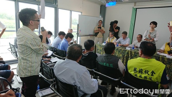 ▲立委陳亭妃在台南市黑面琵鷺生態展示館召開公聽會,邀請官員與當地農漁民及公民團體代表面對面溝通、解決問題。(圖/記者林悅翻攝,下同)