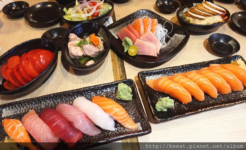 想吃就要排队!台北平价日式料理 生鱼片大到看不见底下的饭