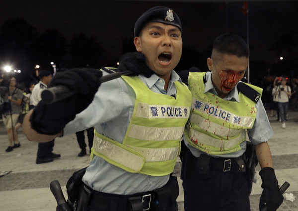 ▲▼反送中遊行,香港,逃犯條例，警察與民眾發生肢體衝突。（圖／達志影像／美聯社） 