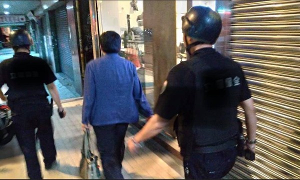 ▲▼民進黨初選民調資料在保全護送下至民進黨中央。(圖/卓榮泰臉書)