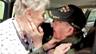 戰後75年再見到初戀！美國老兵與法國奶奶相擁哭了：謝謝你活下來
