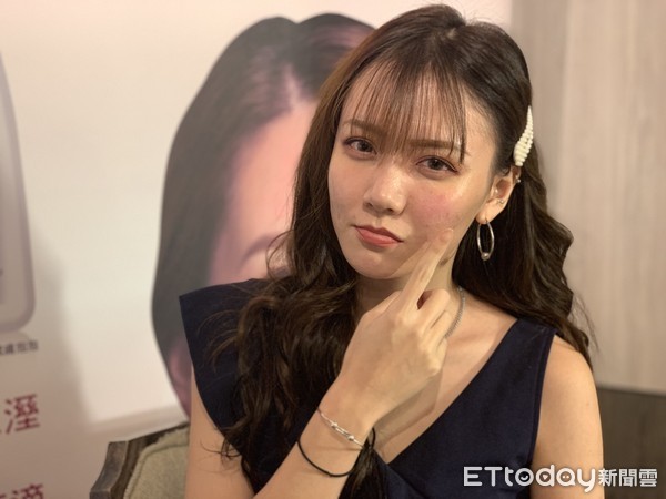 ▲網美卸妝雙頰泛紅 醫擠毛囊揪出「一團活蟲」...腳還在抽動。(圖/記者嚴云岑攝)