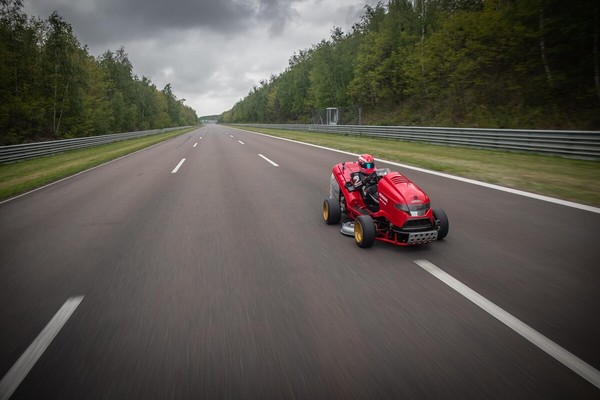 只要6.3秒就能跑到160km/h　Honda最強割草機創世界新紀錄（圖／翻攝自Honda）