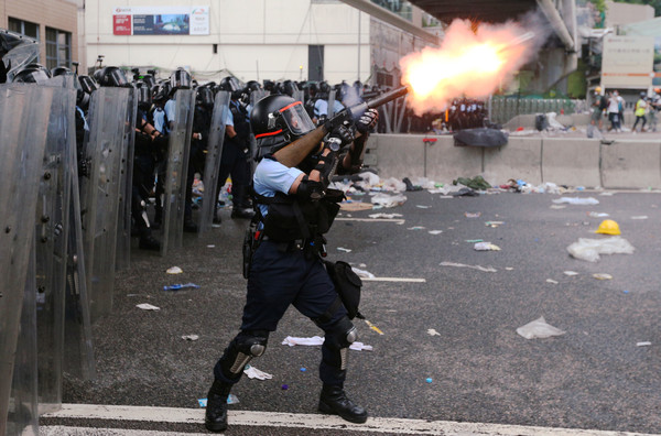 ▲▼香港反送中示威，警察發射催淚彈。（圖／路透）