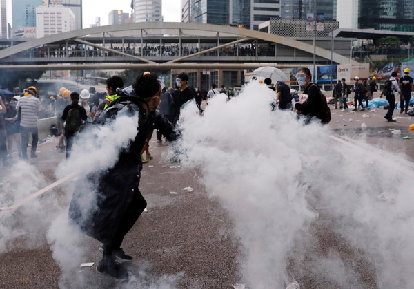 ▲▼香港反送中示威，警察使用煙霧彈。（圖／路透）