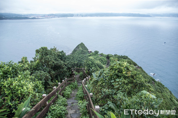 ▲基隆嶼登島，瞭望遠方基隆港。（圖／記者林敬旻攝）