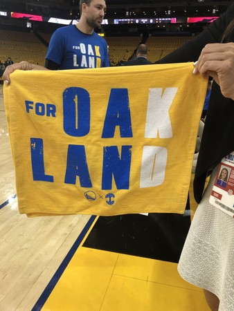▲勇士發放為了奧克蘭,為了KD的毛巾應援。(圖/翻攝自推特/Sam Amick)