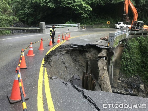 ▲仁愛鄉台14線75點6公里處忠勇橋前道路塌陷，目前採點放通行。（圖／仁愛分局提供）