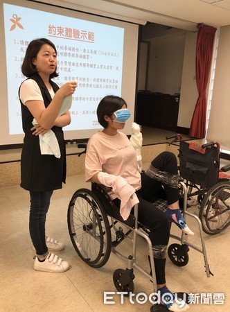 ▲永信基金會生活自立支援照護講座。(圖/原水文化提供)