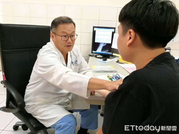 ▲義大醫院院長杜元坤與病友張先生。(圖/公關提供)