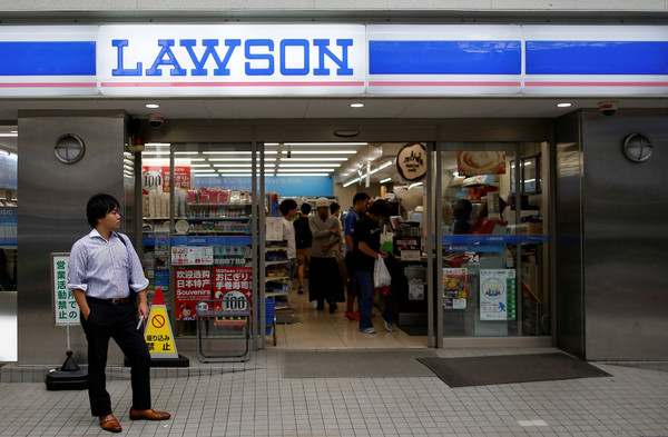 ▲▼日本超商Lawson很多外籍店員。（圖／CFP）
