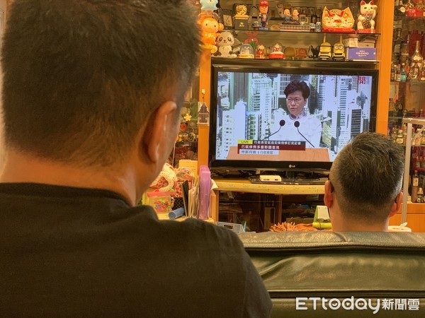 ▲▼香港反送中，民眾看林鄭月娥的宣布情況。（圖／記者吳奕靖攝）