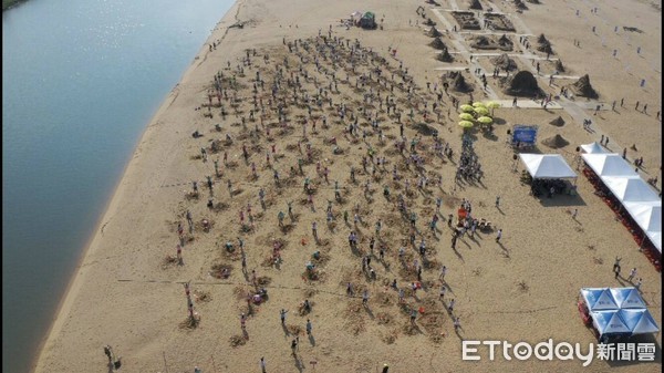 ▲▼2019福隆國際沙雕藝術季,創下最多人同時創作沙雕的金氏世界紀錄。(圖/觀光局提供)