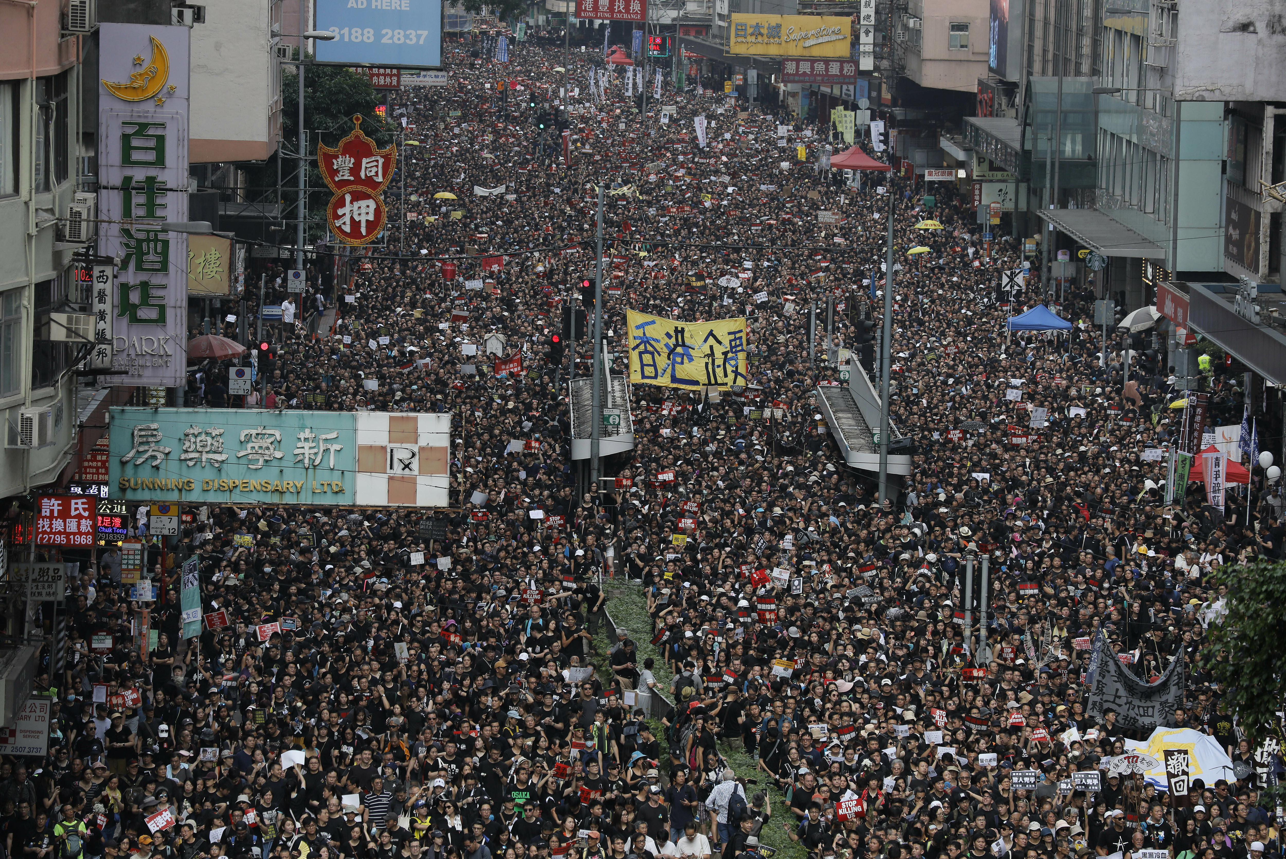 ▲香港16日舉行大遊行。（圖／美聯社）
