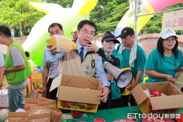 ▲台南市長黃偉哲出席山上木瓜節，推薦在地優質水果。（圖／記者林悅翻攝，下同）