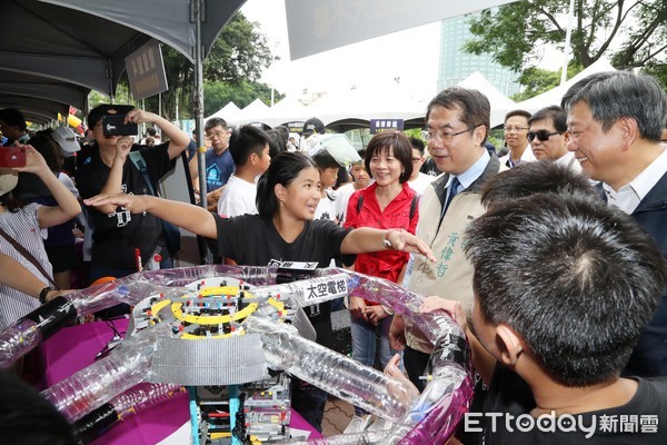 ▲南瀛天文館舉辦「勇闖太空園遊會」，黃偉哲市長授旗予即將前往美國見證福衛七號發射升空的台南市高中生代表團。（圖／記者林悅翻攝，下同） 