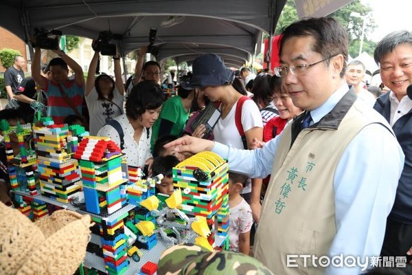 ▲南瀛天文館舉辦「勇闖太空園遊會」，黃偉哲市長授旗予即將前往美國見證福衛七號發射升空的台南市高中生代表團。（圖／記者林悅翻攝，下同） 