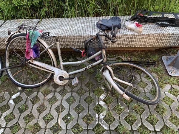 ▲▼嘉義市發生酒駕肇逃事件,老婦人腳踏車被撞的扭曲變形,可見當時力道之大。(圖/記者翁伊森翻攝,下同)