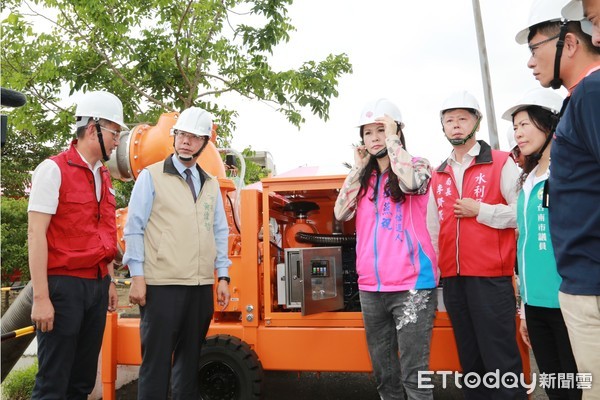 ▲新購72部移動式抽水機組加入防汛，市長黃偉哲等人親自檢視機組連續抽水性能，並期能有效減緩淹水問題，保障市民生命財產安全。（圖／記者林悅翻攝，下同）