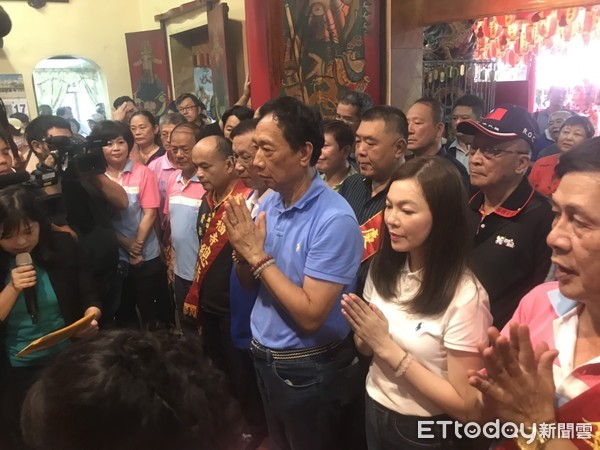 ▲總統初選參選人郭台銘17日帶著妻子曾馨瑩到南投市慶福寺參香。(圖/記者白珈陽攝)