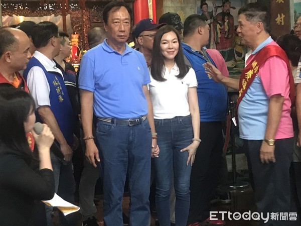 ▲郭董與夫人曾馨瑩受訪時總是手牽著手。