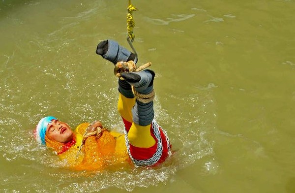 ▲▼印度魔術師拉希里（Chanchal Lahiri）試圖重現「水中脫逃術」，卻沒有成功，疑似溺斃。（圖／翻攝自Twitter）
